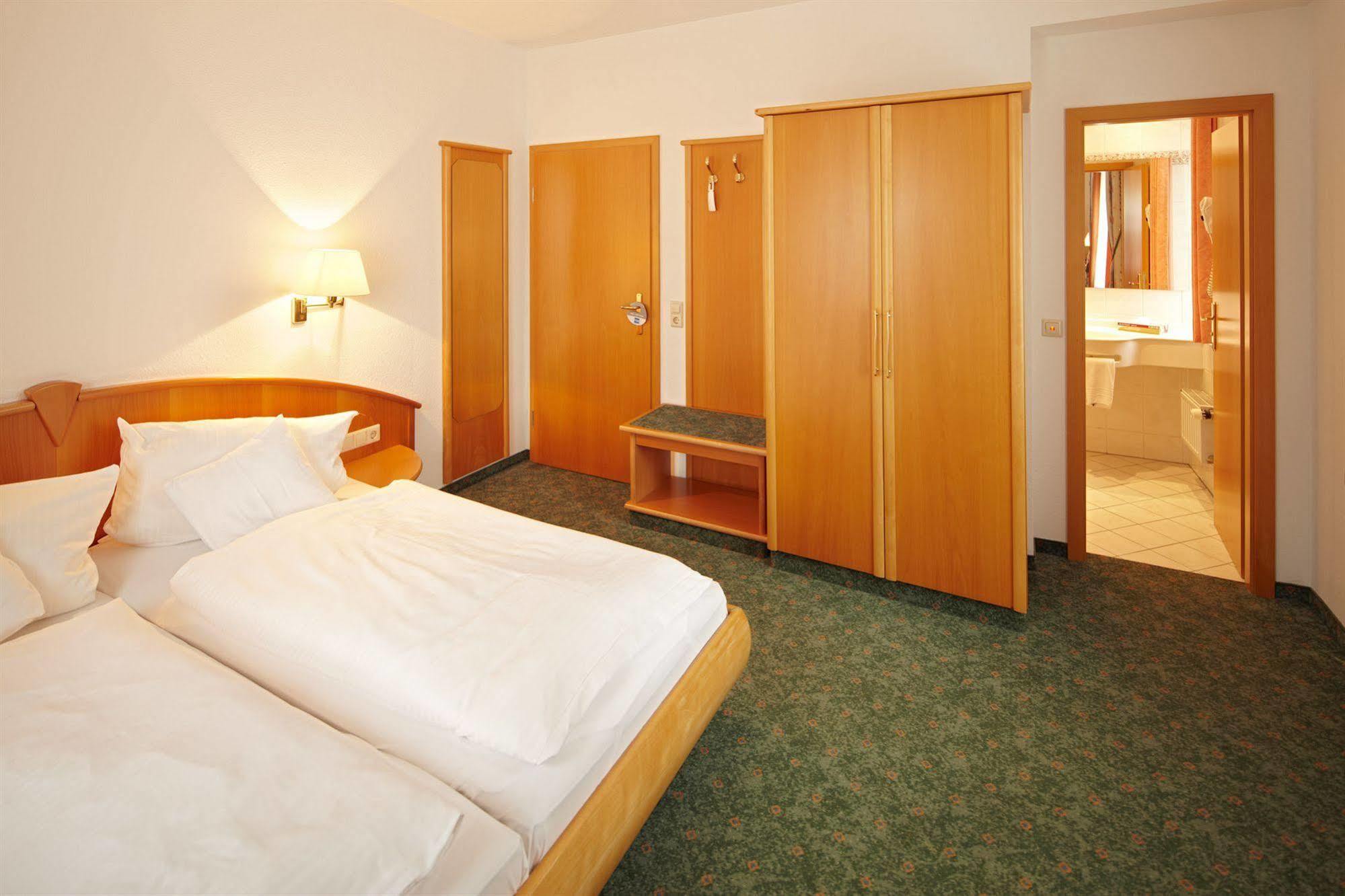 Hotel Gasthof zum Hirsch Wertingen Exterior foto